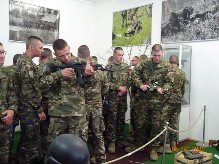 3_Seznanitev s pehotnim orožjem iz obdobja osamosvajanja.JPG