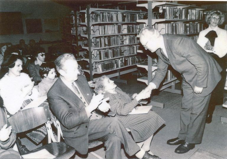 Savica Zorko leta 1986 prejema priznanje.jpg