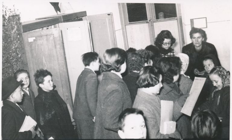 Savica Zorko med izposojo v osnovni šoli.jpg