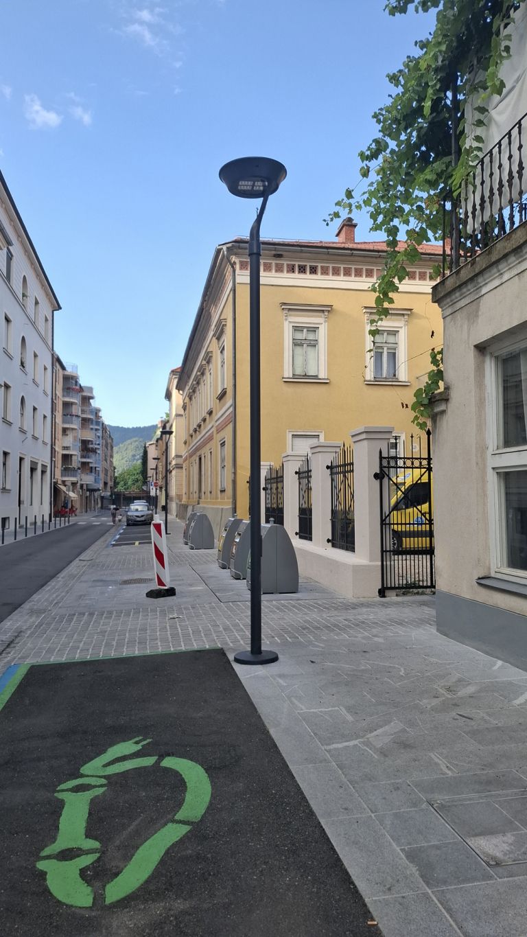 Nove ulične svetilke na Razlagovi