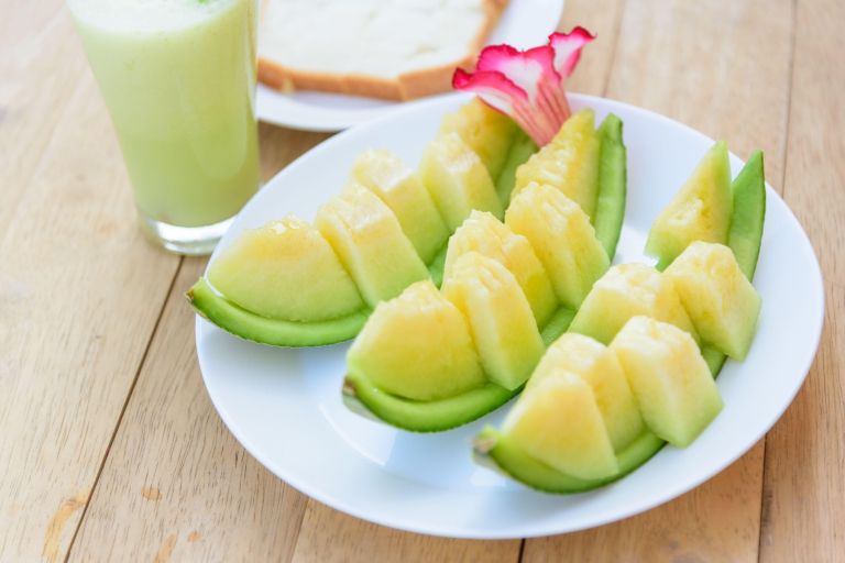 narezana melona na krožniku