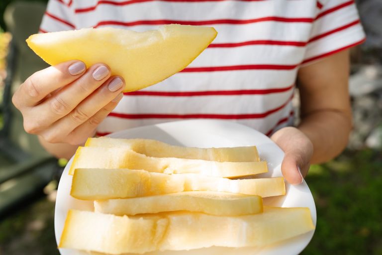narezana melona na krožniku