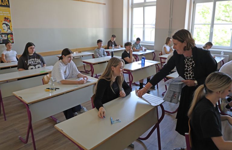 UVODNA sola ucenci uciteljica saso bizjak.jpg