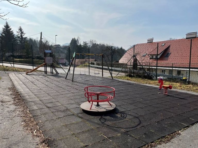 Igrišče Šuštarjeva kolonija Trbovlje.jpg