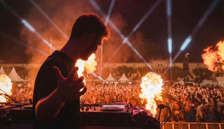 Ustvarjalec, ki smo ga spoznali na domačih radijskih postajah, se danes ponaša z več kot milijon mesečnimi poslušalci na Spotifyju in izjemno podporo največjih imen svetovne EDM-scene.