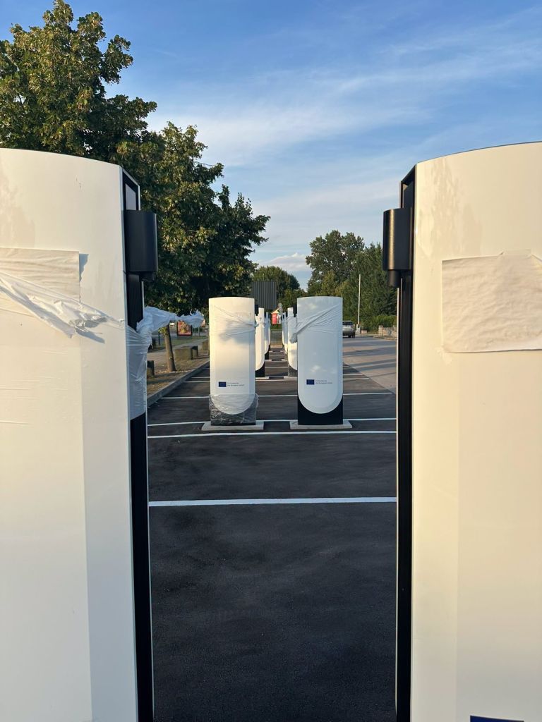 tesla, supercharger, btc, kraja