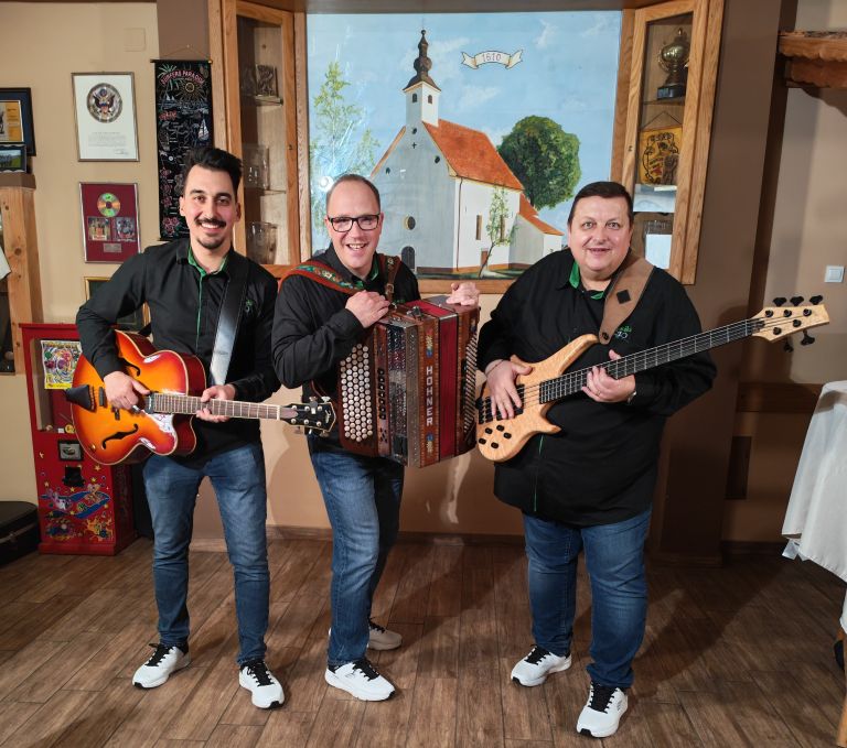 Haloški trio.png