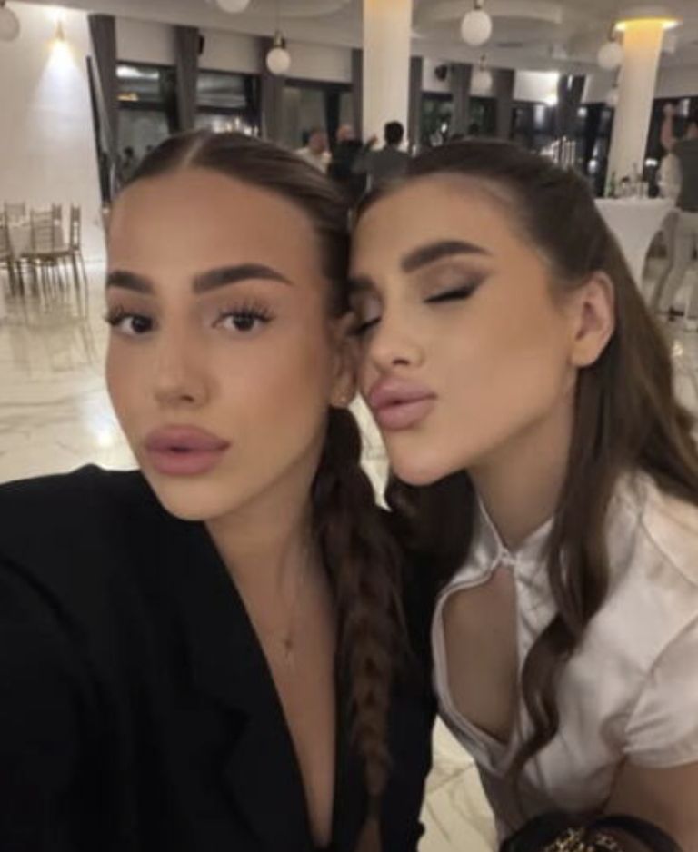 Una in Lara Čolić sta oboževalce presenetili z redko skupno fotografijo.