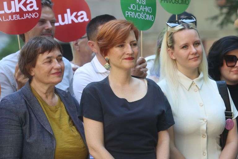 luka mesec asta vrecko levica.jpg