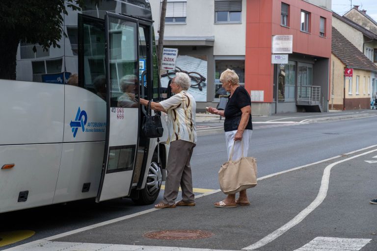 upokojenci, avtobus, čakanje, simbolič, avtobusna-postaja, čakanje-na-avtobus