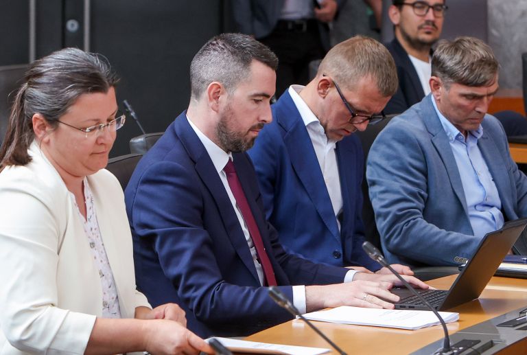 poslanci resnica BOBO.jpg