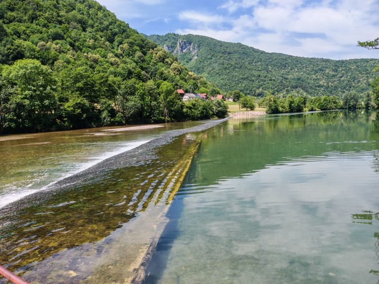 Reka Kolpa v Prelesju, plaha, privlačna, bistra