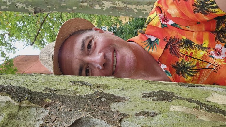 Sten je svojo glasbeno pot začel leta 1984 s kamniško skupino Piramida, pozneje pa sodeloval s števi
