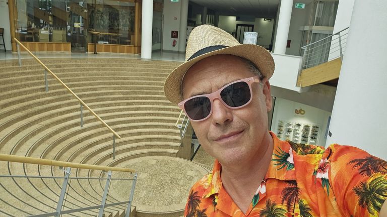Izkušeni kitarist je v več kot štirih desetletjih glasbene poti odigral približno tri tisoč koncerto