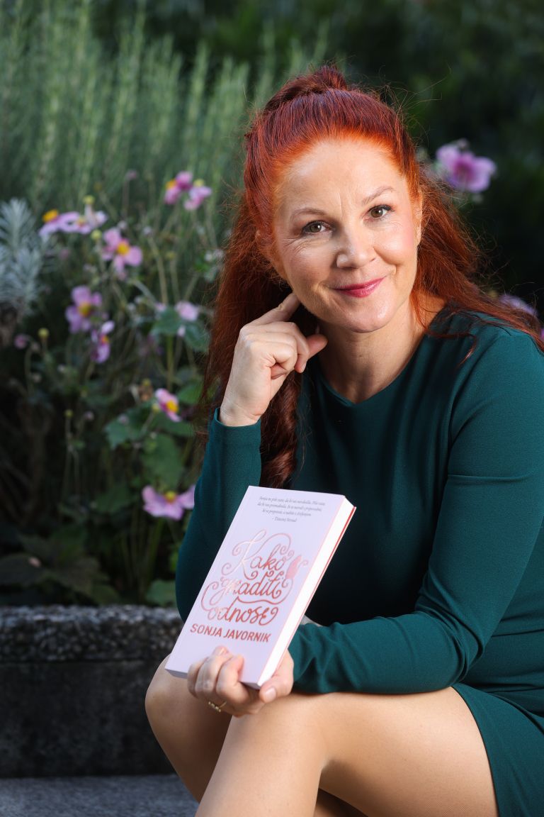 Sonja Javornik s svojo avtorsko knjigo Kako graditi odnose, ki je izšla pri založbi Vida.