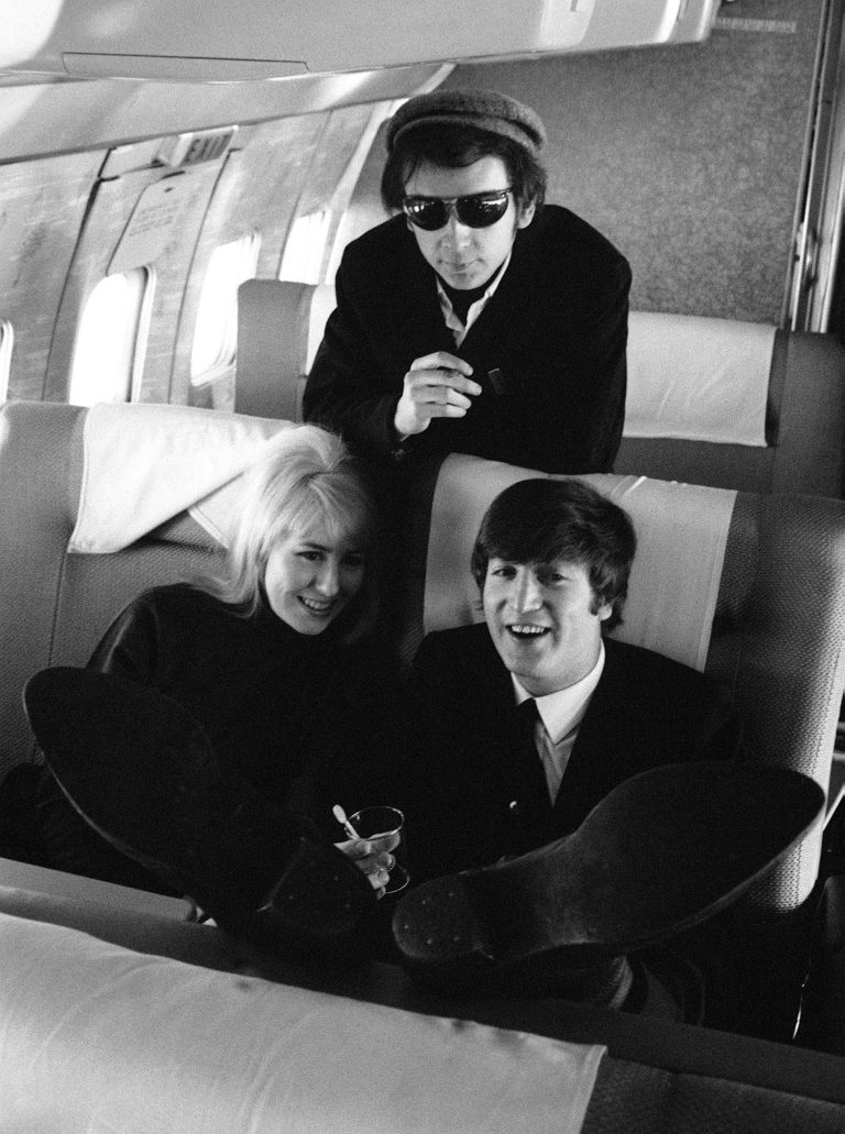 Phil Spector z Johnom Lennonom in Cynthio Powell. Z Lennonom je sodeloval pri nekaterih najpomembnej