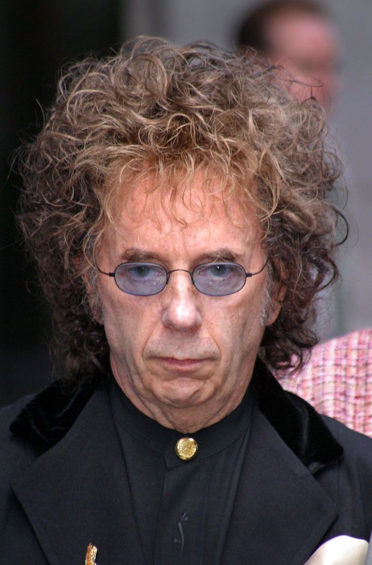 Phil Spector pred sodiščem v Los Angelesu leta 2004. Glasbeni genij je vse bolj postajal osrednja os