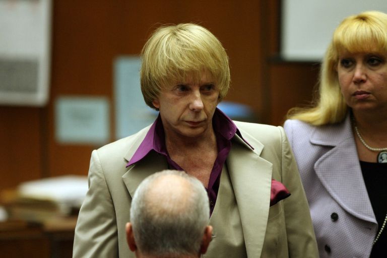 Phil Spector ob začetku sojenja leta 2007. Prvi proces se je končal brez razsodbe, na ponovljenem pa