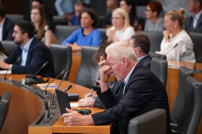 poslanci, parlament, izredna seja.jpg