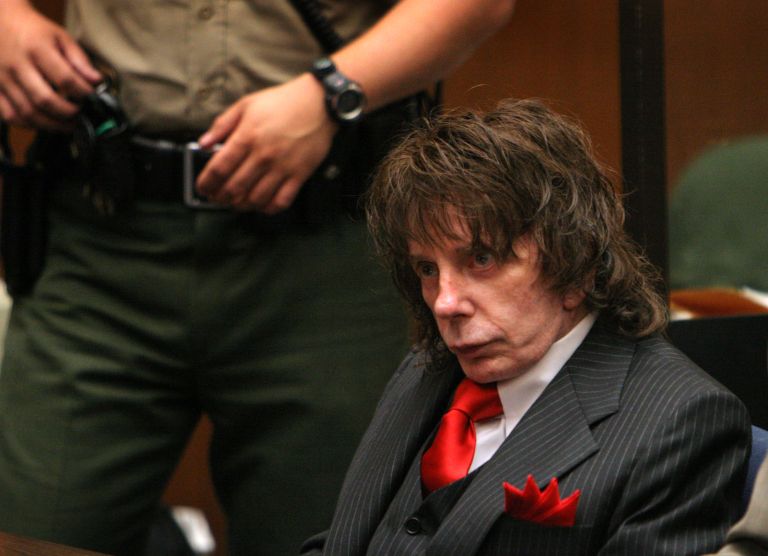 Phil Spector ob izreku sodbe maja 2009. Zaradi umora Lane Clarkson je bil obsojen na 19 let do dosmr