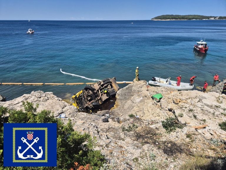 pulj, tovornjak v morju