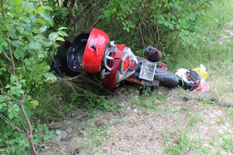 Motorist končal v obcestni grapi, nato na urgenci