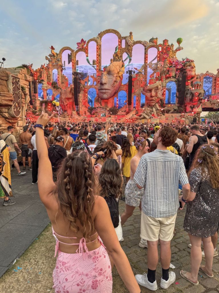 Lara Tošić se je prepustila nepozabnemu vzdušju Tomorrowlanda, ki slovi po osupljivi scenografiji in množici obiskovalcev z vsega sveta.