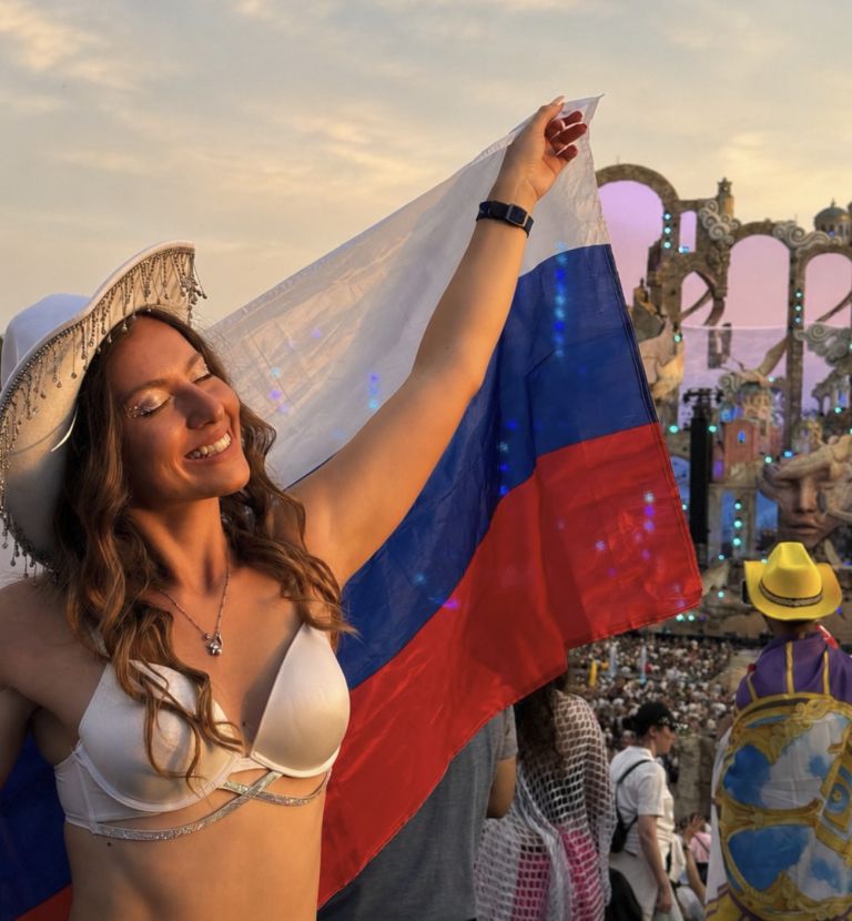 Tudi sredi Belgije ni pozabila, od kod prihaja – Lara je na Tomorrowlandu ponosno razvila slovensko zastavo.