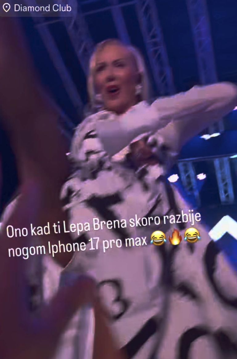 Trenutek, ko je z nogo skoraj zbila telefon oboževalke v prvi vrsti.