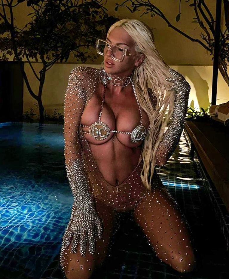 Jelena Karleuša zna vedno poskrbeti, da se govori o njej. 706e9fe6606d9911cdd1cf6ae003e87e.jpeg