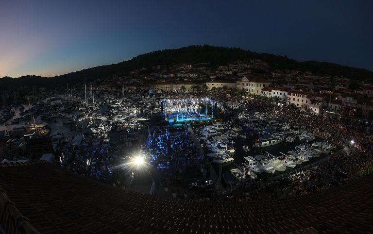 Trag u beskraju, Vela Luka