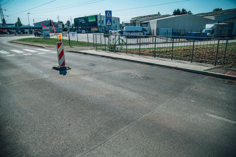 poškodovan-asfalt, poškodovan-most, most-pri-merkurju