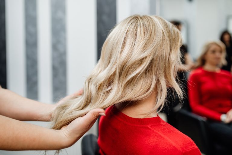 ženska frizura, blond, svetli lasje