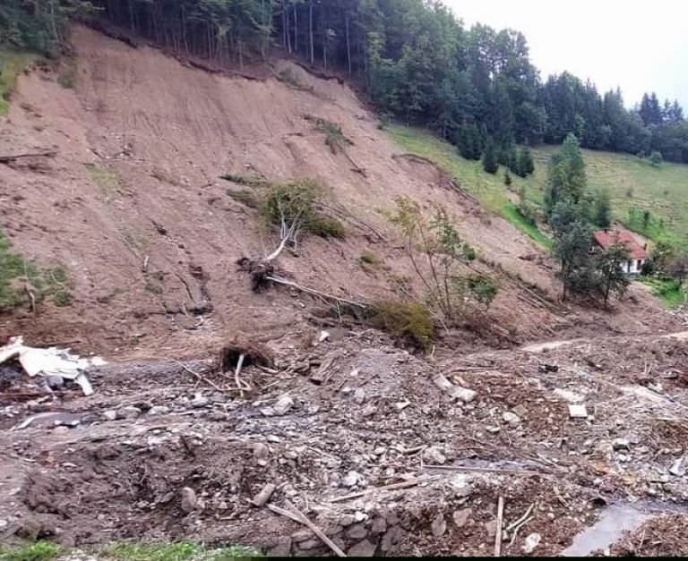 družina kosmač po poplavah 1.jpg