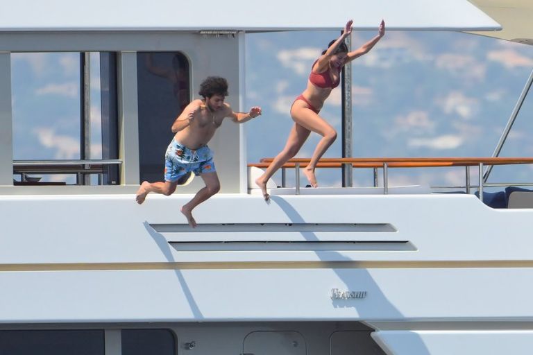 Selena Gomez in Benny Blanco sta z razkošne jahte brez oklevanja skočila v morje
