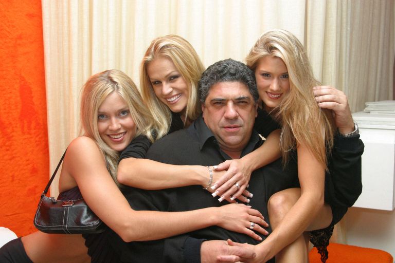 Vincent Pastore je leta 2002 v Miamiju poziral z modeli Jill Smith, Lindsey Hathaway in Heidi Baillargeon, ki so sodelovale pri koledarju Hooters za leto 2003.