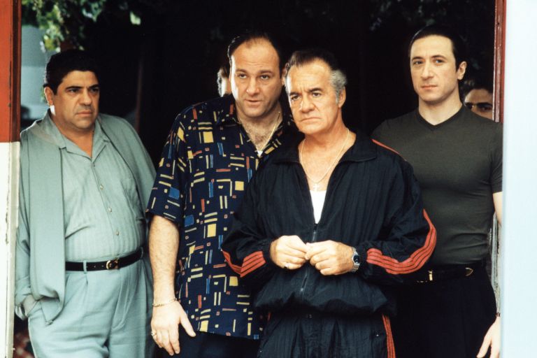 Vincent Pastore kot Big Pussy ob Jamesu Gandolfiniju, Tonyju Siricu in Federicu Castellucciu v Sopranovih, seriji, ki je za vedno spremenila njegovo kariero.