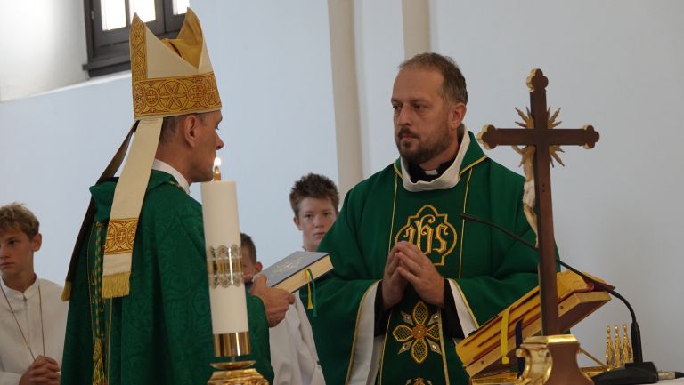 škof dr. Andrej Saje.JPG