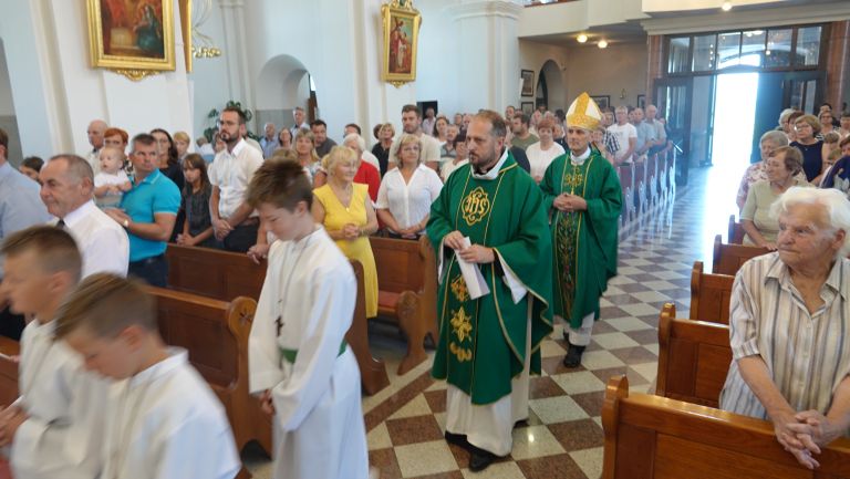 Slovesen prihod škofa.JPG