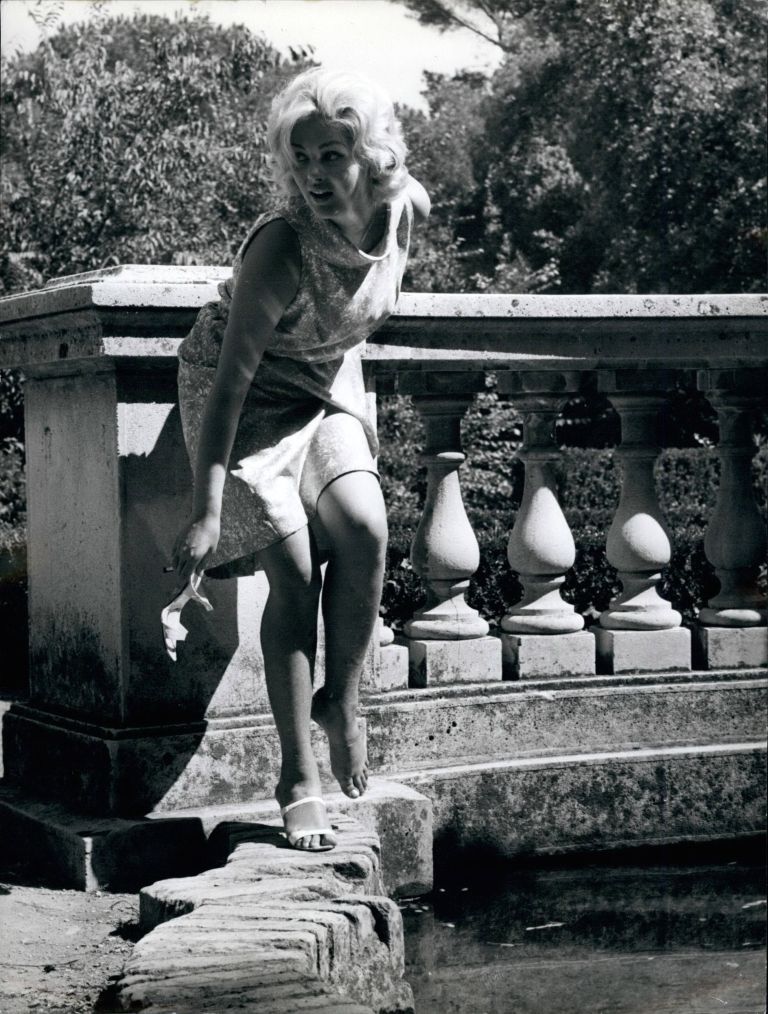 Mlada Beba Lončar septembra 1964 med obiskom rimskega parka Villa Borghese. V Rim se je vrnila iz Beograda, kjer je končala snemanje britanske filmske produkcije, nato pa nadaljevala delo v evropski kinematografiji.