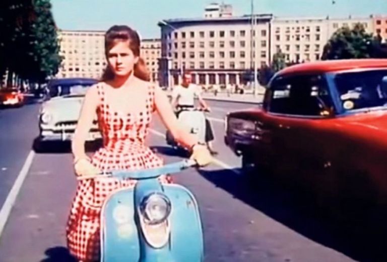 Film Ljubav i moda je s privlačno zgodbo, priljubljenimi igralci in uspešnicami hitro osvojil občinstvo ter postal jugoslovanska filmska klasika.
