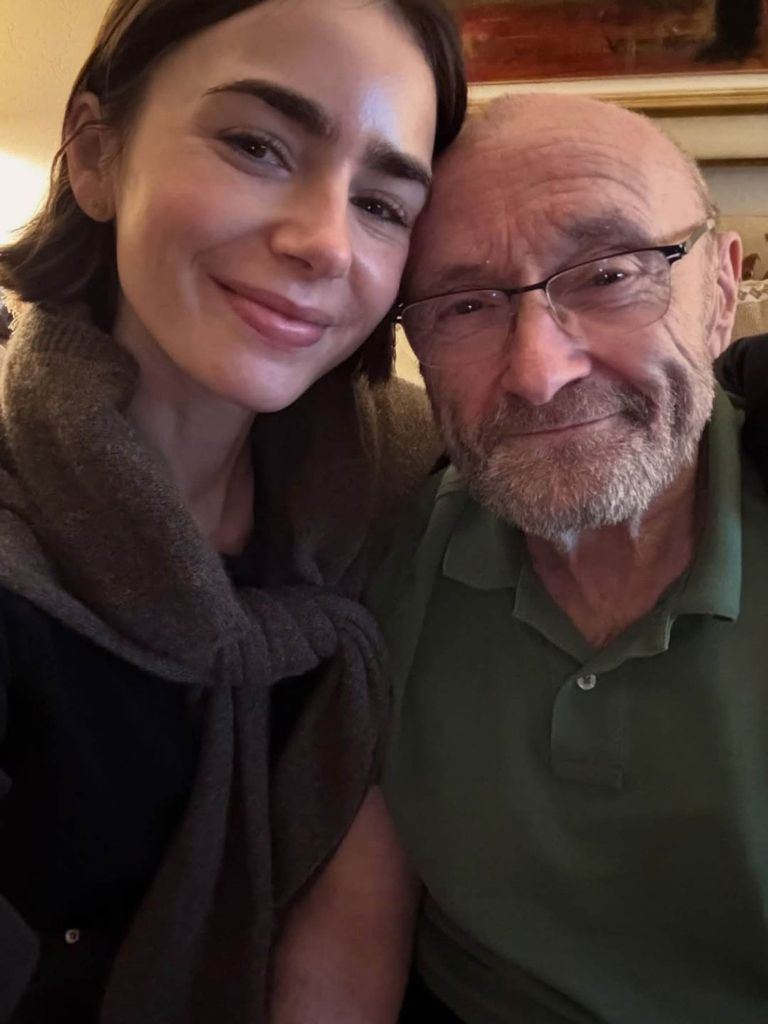 Phil s hčerko Lilly Collins ... Fotografija je nastala na praznovanju glasbenikovega 75. rojstnega dne.