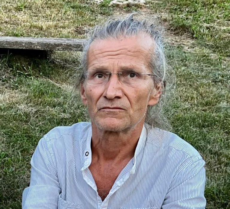 Pri izboru pesmi je Rok Zavrtanik želel pogledati onkraj zahodnega literarnega kanona ter v knjigo vključiti tudi glasove kultur, ki jih pogosto skoraj ne poznamo.
