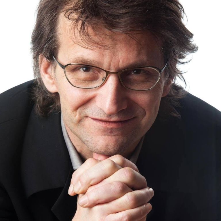 Rok Zavrtanik, direktor založbe Sanje, urednik, pesnik in esejist, se je z idejo o zbirki protestne poezije ukvarjal kar dve desetletji.