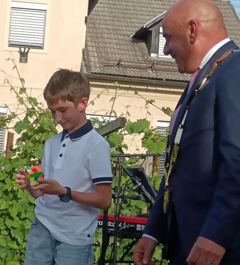 Na slavnostni seji je Žana pri sestavljanju kocke občudujoče gledal celo župan Marjan Hribar