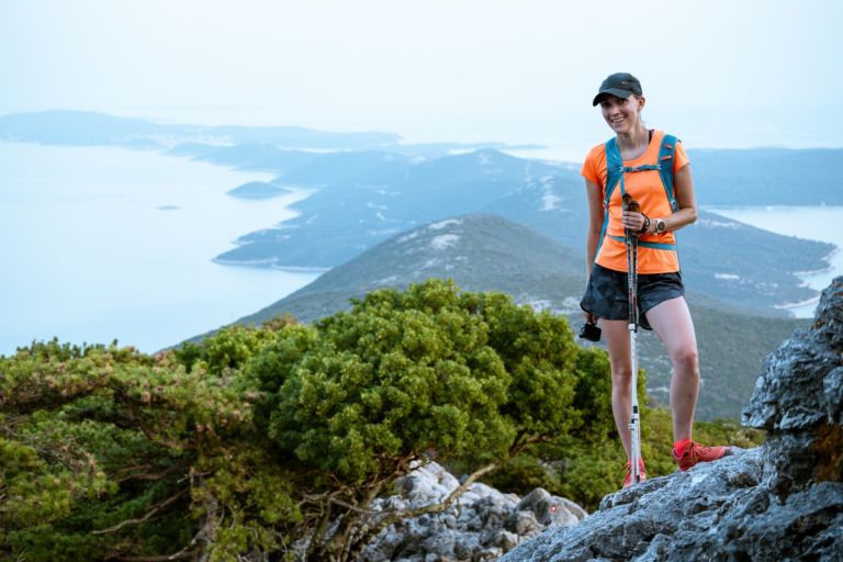 Barbara Vidmajer na vrhu Televrina, najvišje točke otoka Lošinj