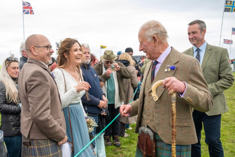 Mladoporočenca sta na igrah Mey Highland Games dobila še kraljevsko čestitko. Nevesta je bila nad srečanjem očitno navdušena.