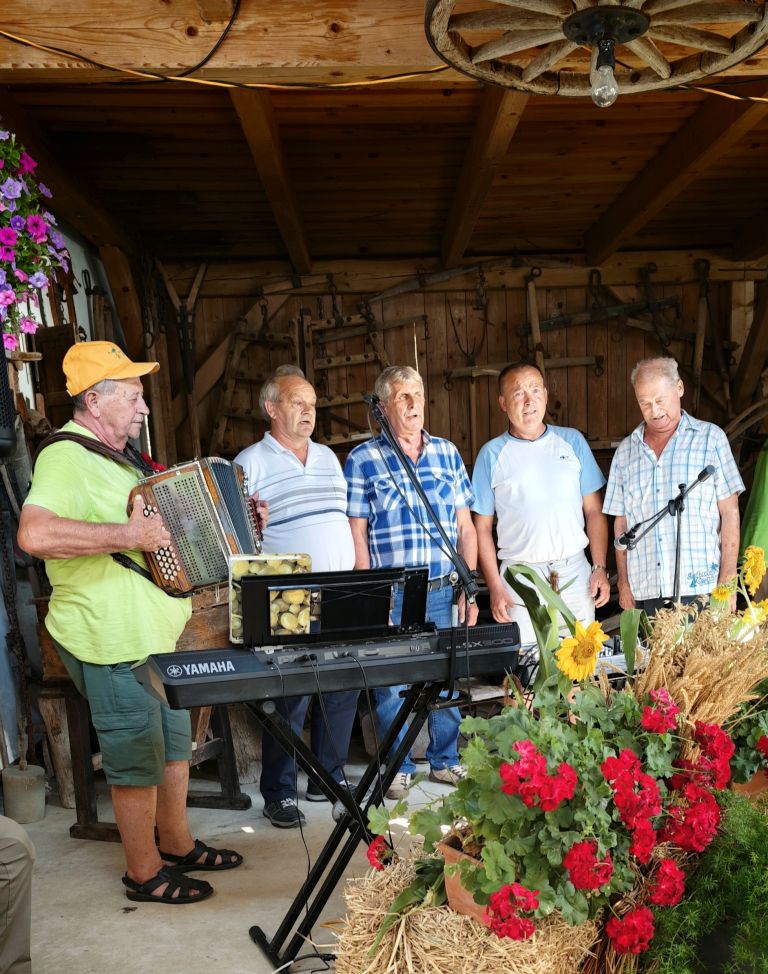 Ljudski pevci Fantje iz Haloz s Tonetom.jpg