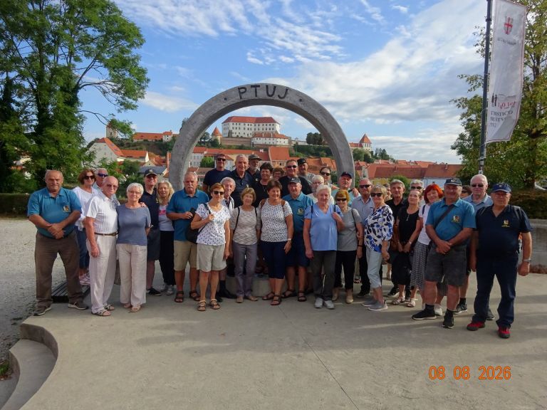 1_Skupinska fotografija pred začetkom ogleda Ptuja.JPG