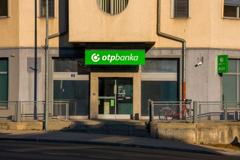 Poslovalnica OTP banke Aškrčeva v Celju.jpg